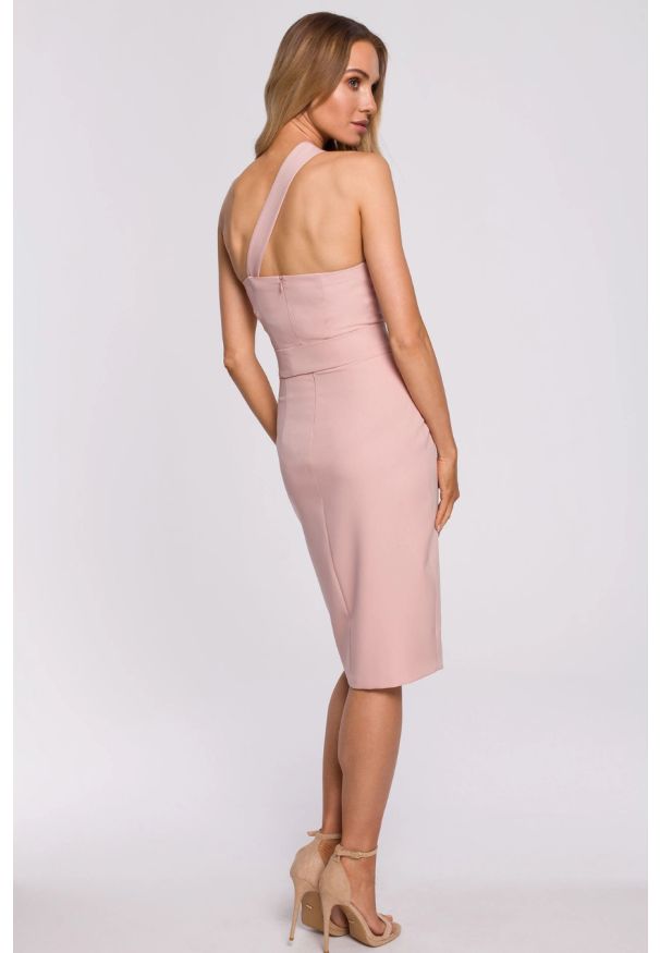 Sukienki.shop - Sukienka koktajlowa ołówkowa na jedno ramię z rozcięciem róż. Kolor: różowy. Typ sukienki: ołówkowe. Styl: wizytowy