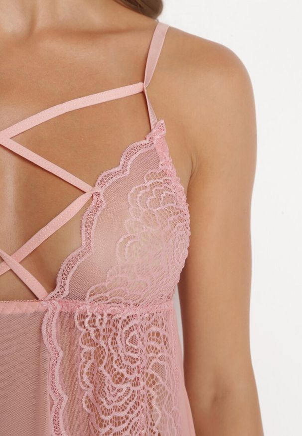 Born2be - Różowa Koszula Nocna z Wiązaniem na Dekolcie Wykończona Koronką oraz Stringi Gumaiya. Kolor: różowy. Materiał: koronka. Wzór: koronka