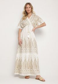 Born2be - Biała Kopertowa Sukienka z Wiskozy Zdobiona Frędzlami i Metalicznym Haftem Redeirae. Okazja: na spacer, na co dzień. Typ kołnierza: dekolt w serek. Kolor: biały. Materiał: wiskoza. Wzór: haft, aplikacja. Typ sukienki: kopertowe. Styl: casual, klasyczny #1