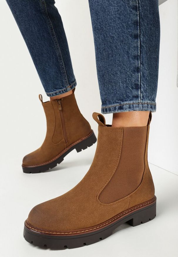 Born2be - Brązowe Botki Sztyblety z Imitacji Zamszu Faina. Okazja: na co dzień. Kolor: brązowy. Materiał: zamsz. Obcas: na obcasie. Styl: klasyczny, elegancki, casual. Wysokość obcasa: średni