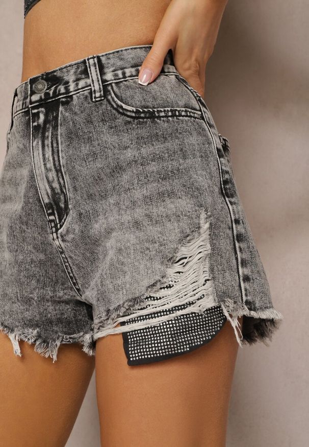 Renee - Szare Szorty Jeansowe z Bawełny High Waist z Cyrkoniami Postrzępione na Nogawkach Moalia. Okazja: na co dzień. Stan: podwyższony. Kolor: szary. Materiał: bawełna, jeans. Sezon: lato. Styl: elegancki, casual