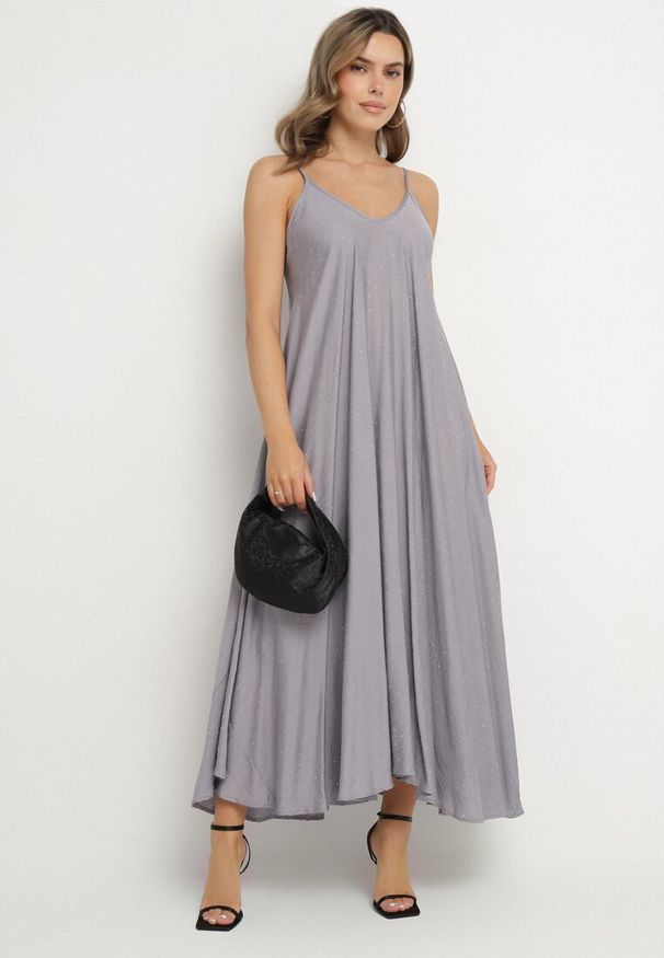 Born2be - Niebieska Rozkloszowana Sukienka z Wiskozy z Cyrkoniami Ellitana. Okazja: na co dzień. Kolor: szary. Materiał: wiskoza. Sezon: lato. Styl: elegancki, casual, klasyczny