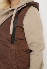 Born2be - Brązowa Pikowana Kamizelka Dwustronna z Kapturem i Troczkami Nevetiani. Typ kołnierza: kaptur. Kolor: brązowy. Materiał: jeans. Styl: elegancki #3