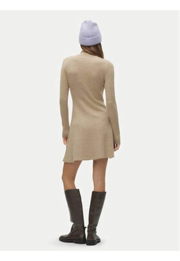 Vero Moda Sukienka dzianinowa Gold 10311379 Brązowy Regular Fit. Kolor: brązowy. Materiał: syntetyk, wiskoza