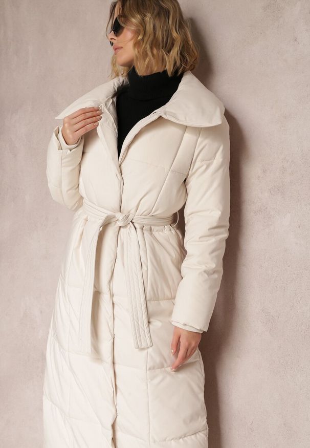 Renee - Beżowa Kurtka za Kolano Pikowana Chadi. Kolor: beżowy. Materiał: tkanina, jeans. Sezon: zima. Styl: klasyczny, elegancki