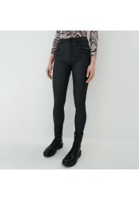 Mohito - Woskowane jeansy skinny Eco Aware - Czarny. Kolor: czarny