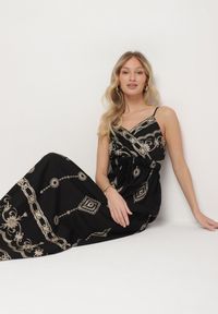 Born2be - Czarna Rozkloszowana Sukienka na Ramiączkach z Wiskozy Zdobiona Haftem Ulonelitia. Okazja: na co dzień. Typ kołnierza: dekolt w serek. Kolor: czarny. Materiał: wiskoza. Długość rękawa: na ramiączkach. Wzór: aplikacja, haft. Styl: elegancki, casual #4