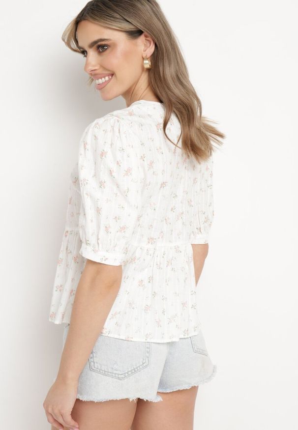 Born2be - Beżowa Bawełniana Bluzka Koszulowa z Krótkim Rękawem z Wiązaniem z Przodu i Falbanką Zisaa. Okazja: na spotkanie biznesowe, do pracy, na co dzień. Kolor: beżowy. Materiał: bawełna. Długość rękawa: krótki rękaw. Długość: krótkie. Styl: casual, biznesowy