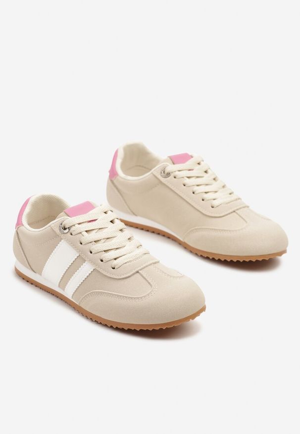 Renee - Beżowe Sneakersy z Geometrycznymi Paskami Desmira. Okazja: na co dzień. Zapięcie: pasek. Kolor: beżowy. Materiał: jeans. Wzór: geometria. Obcas: na płaskiej podeszwie