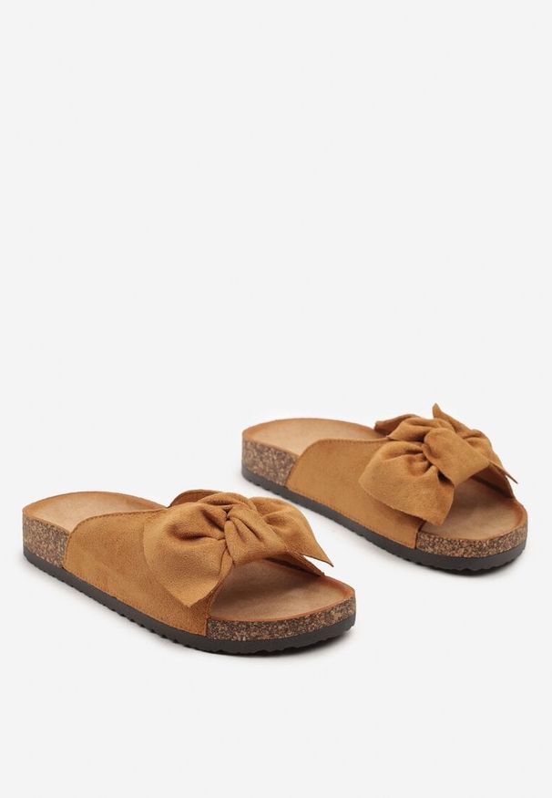 Born2be - Brązowe Klapki na Korkowej Podeszwie z Kokardką z Imitacji Zamszu Giatalia. Kolor: brązowy. Materiał: zamsz. Sezon: lato. Styl: elegancki