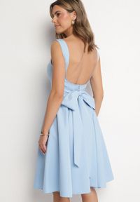 Born2be - Niebieska Sukienka Rozkloszowana z Ozdobną Kokardą na Plecach Sonarisea. Typ kołnierza: kokarda. Kolor: niebieski. Typ sukienki: rozkloszowane. Styl: klasyczny #4
