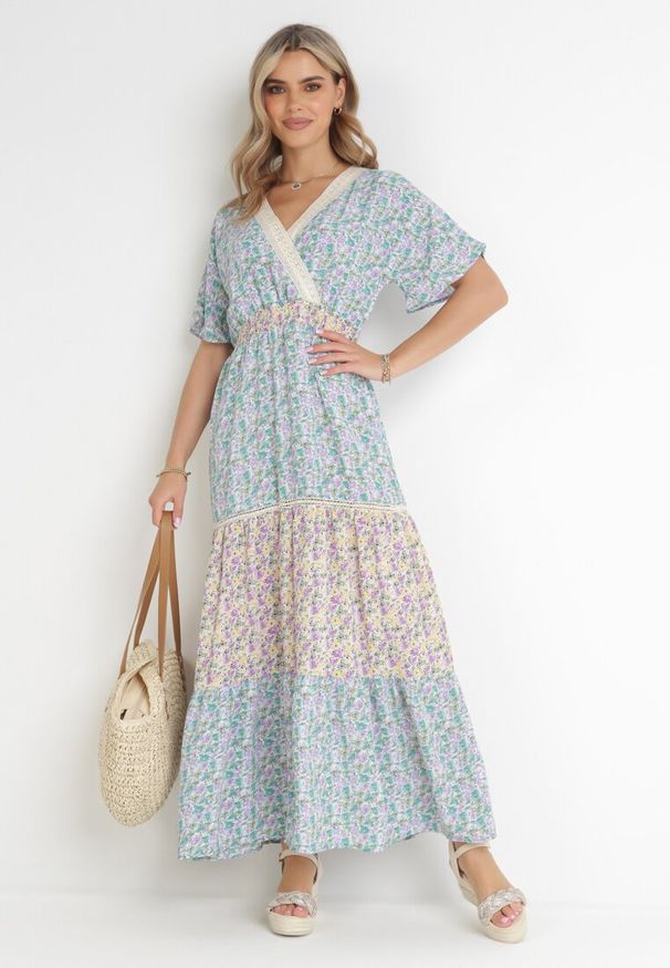 Born2be - Niebiesko-Miętowa Rozkloszowana Sukienka Maxi z Gumką w Talii i Koronkowym Dekoltem Gerbera. Kolor: niebieski. Materiał: koronka. Długość rękawa: krótki rękaw. Sezon: wiosna, lato. Typ sukienki: kopertowe. Długość: maxi