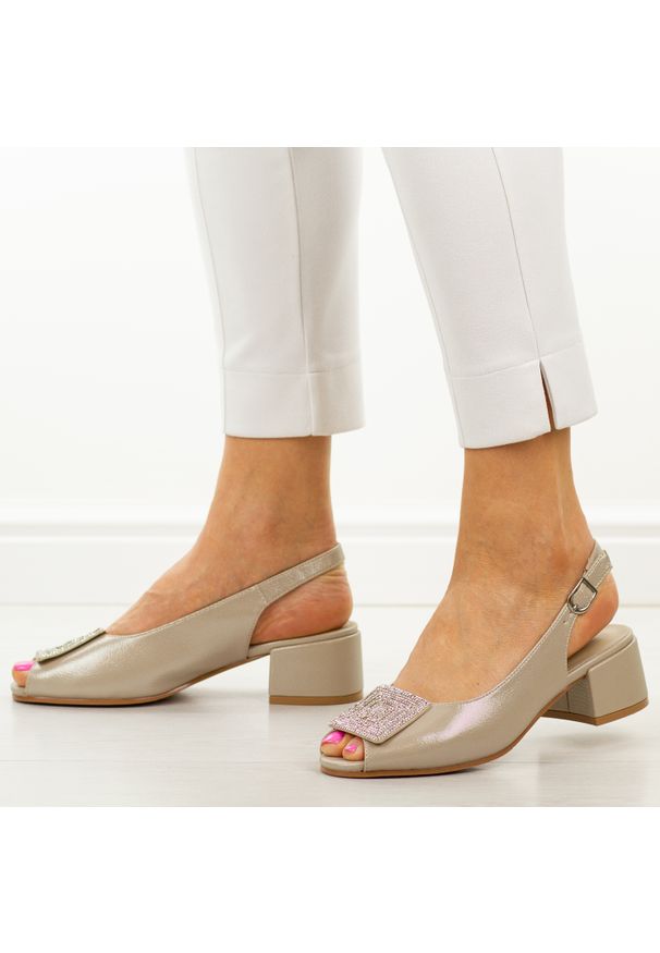 POTOCKI - Złote sandały damskie na obcasie Potocki 12809. Okazja: na imprezę. Kolor: złoty. Materiał: skóra. Wzór: aplikacja. Sezon: wiosna, lato. Obcas: na obcasie. Styl: wizytowy, klasyczny, elegancki. Wysokość obcasa: średni