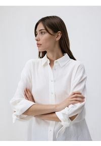 Reserved - Muślinowa koszula - biały. Kolor: biały. Materiał: bawełna #1