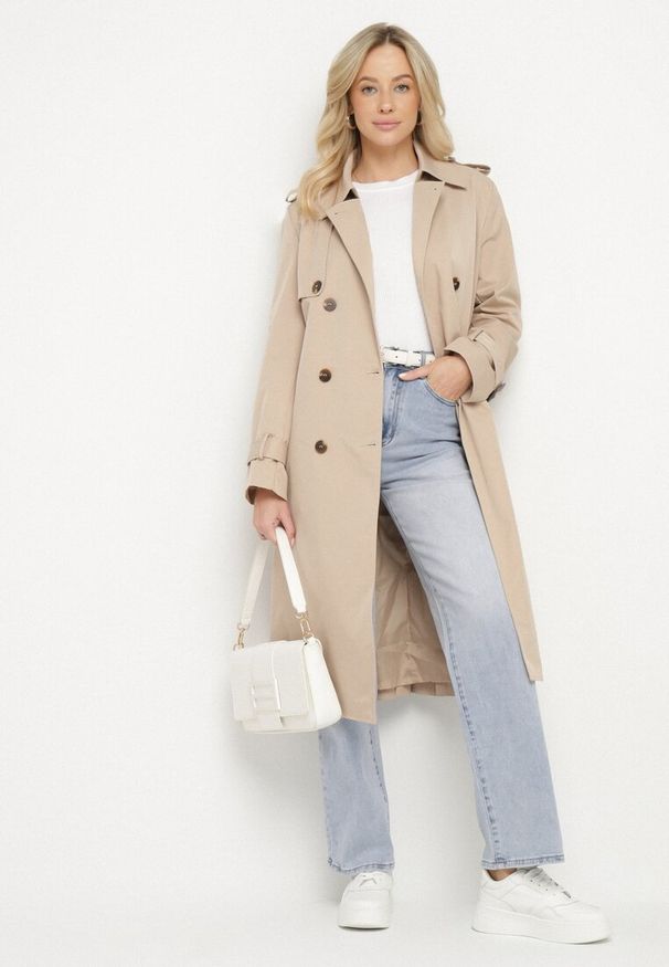 Born2be - Beżowy Płaszcz Trencz Dwurzędowy z Plisami z Tyłu i Materiałowym Paskiem Hellie. Kolor: beżowy. Materiał: materiał. Styl: elegancki