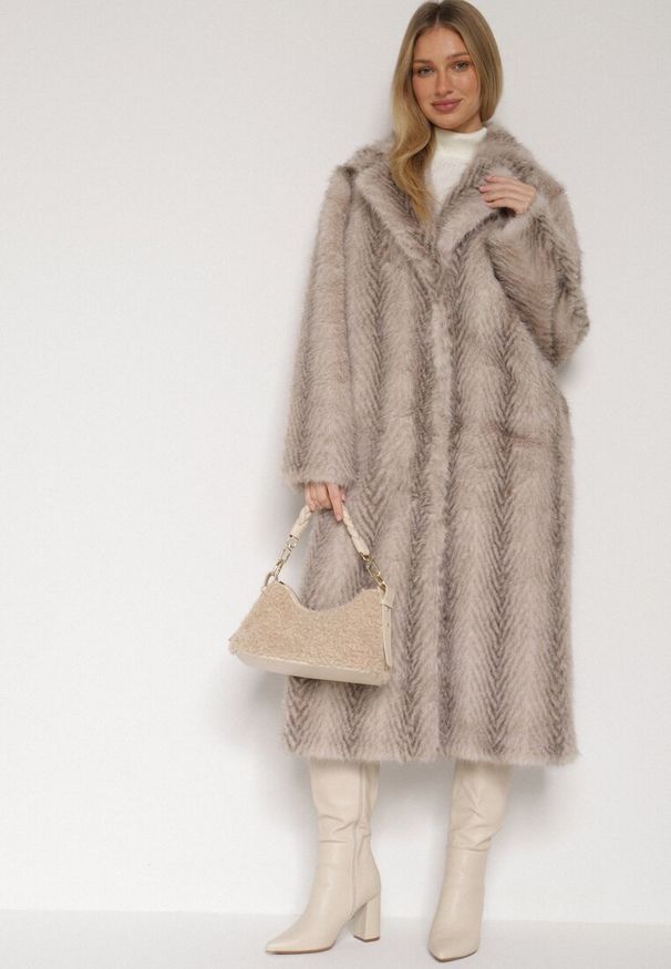 Born2be - Jasnobeżowy Jednorzędowy Płaszcz Futerko o Klasycznym Kroju Yrelsha. Okazja: na co dzień. Kolor: beżowy. Materiał: futro. Styl: klasyczny