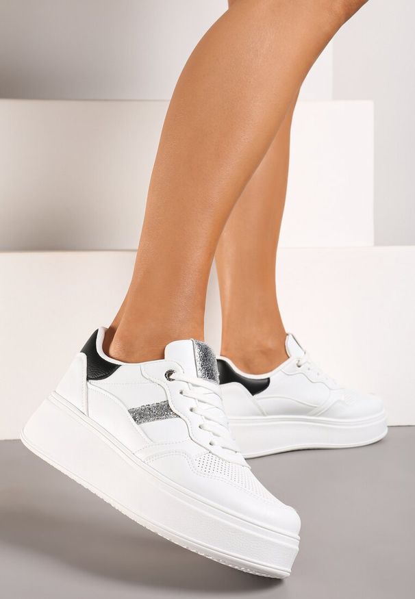 Renee - Biało-Srebrne Sneakersy z Ekoskóry za Kostkę ze Sznurowaniami Zdobione Perforacją Raviana. Wysokość cholewki: za kostkę. Nosek buta: okrągły. Zapięcie: sznurówki. Kolor: biały. Wzór: aplikacja. Obcas: na obcasie. Wysokość obcasa: niski