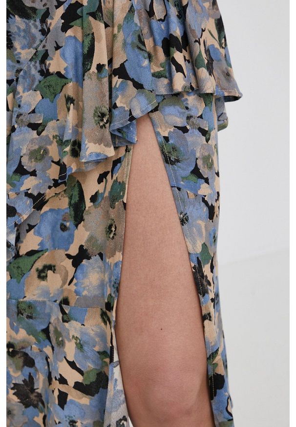 Vero Moda sukienka midi rozkloszowana. Kolor: niebieski. Materiał: tkanina, materiał, wiskoza. Długość rękawa: długi rękaw. Typ sukienki: rozkloszowane. Długość: midi