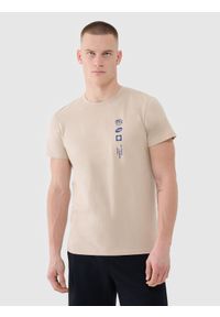 4f - 4F T-shirt regular z nadrukiem męski - beżowy L. Okazja: na co dzień. Kolor: beżowy. Materiał: dzianina, bawełna, jersey. Długość rękawa: krótki rękaw. Długość: krótkie. Wzór: nadruk. Styl: klasyczny, sportowy, casual