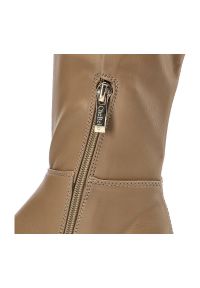 CheBello - Beżowe Kozaki Chebello Damskie Stylowe Obuwie. Okazja: na co dzień. Zapięcie: zamek. Kolor: beżowy. Szerokość cholewki: normalna. Materiał: skóra. Sezon: jesień. Obcas: na obcasie. Styl: elegancki. Wysokość obcasa: niski #6