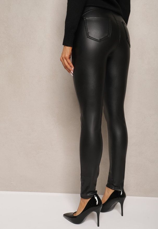 Renee - Czarne Legginsy z Imitacji Skóry High Waist Noriel. Okazja: na co dzień. Stan: podwyższony. Kolor: czarny. Materiał: skóra. Wzór: aplikacja. Sezon: zima. Styl: casual