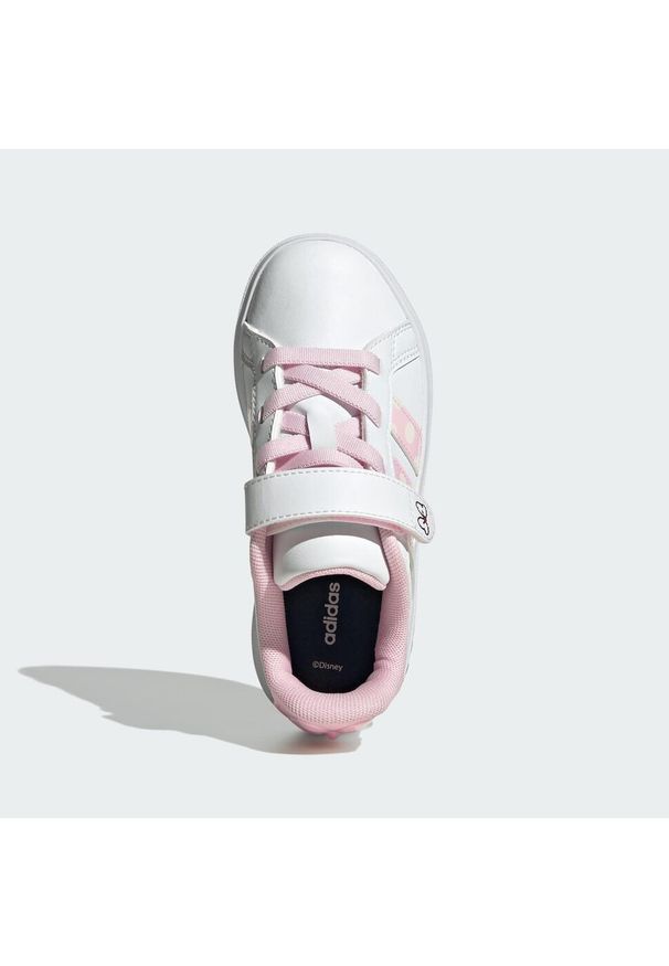 Adidas - Pantofelki dla dzieci adidas x Disney Minnie Mouse Grand. Kolor: biały, wielokolorowy, różowy. Wzór: motyw z bajki