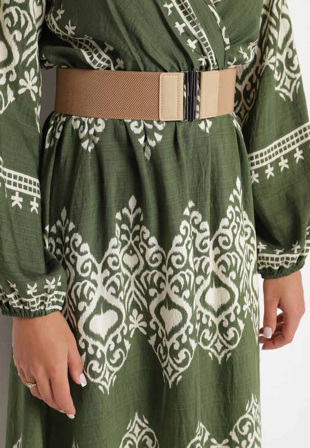 Born2be - Zielona Kopertowa Sukienka z Wiskozą w Orientalny Wzór z Paskiem i Gumką w Talii Sagizia. Okazja: na spotkanie biznesowe, do pracy. Typ kołnierza: dekolt w kształcie V. Kolor: zielony. Materiał: wiskoza. Długość rękawa: długi rękaw. Typ sukienki: kopertowe. Styl: elegancki, biznesowy