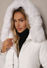 Renee - Biała Kurtka Wiązana w Pasie z Kapturem i Odpinanym Futerkiem Tintethia. Typ kołnierza: kaptur. Kolor: biały. Materiał: futro. Styl: wizytowy, elegancki #4