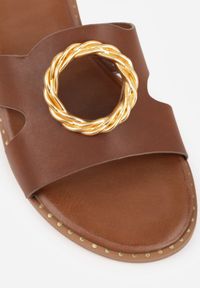 Born2be - Brązowe Klapki VICES Ozdobione Metaliczną Klamrą i Wycięciami Zarinlisa. Okazja: na co dzień, do pracy. Kolor: brązowy. Materiał: jeans, len. Wzór: aplikacja. Styl: casual, klasyczny, elegancki #3