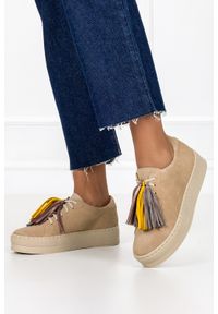 Casu - Beżowe trampki skórzane creepersy z frędzlami sznurowane produkt polski casu 2691-775. Kolor: beżowy. Materiał: skóra #2