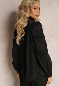Renee - Czarna Bluzka Ozdobiona Koronką z Półgolfem Esharice. Kolor: czarny. Materiał: koronka. Wzór: aplikacja, koronka. Styl: elegancki #5