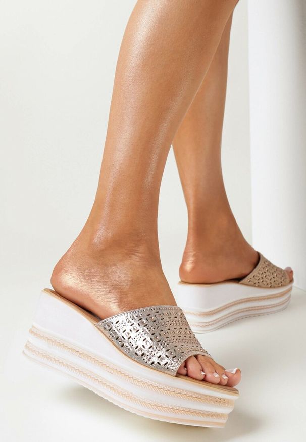 Born2be - Szampańskie Klapki na Koturnie z Szerokim Paskiem z Cyrkoniami Abiss. Kolor: złoty. Obcas: na koturnie