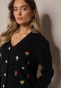 Renee - Czarny Kardigan z Dodatkiem Wełny z Naszywkami w Kształcie Kwiatów Gatina. Okazja: na co dzień. Typ kołnierza: dekolt w serek. Kolor: czarny. Materiał: wełna. Wzór: kwiaty, aplikacja. Styl: elegancki, casual #3