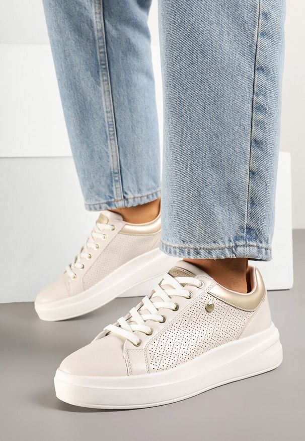 Born2be - Jasnobeżowe Sneakersy w Stylu Tenisówek na Grubej Podeszwie Zdobione Perforacją Marailia. Okazja: na co dzień. Kolor: beżowy. Wzór: aplikacja