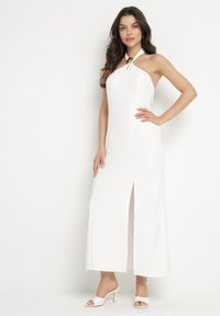 Born2be - Biała Sukienka z Wiskozą z Odkrytymi Plecami i Wiązaniem Zdobiona Broszką Nalorise. Kolor: biały. Materiał: wiskoza. Wzór: aplikacja. Styl: klasyczny, elegancki #1