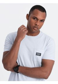 Ombre Clothing - Casualowy t-shirt męski z naszywką na kieszeni – błękitny V9 - Rozmiar: L. Okazja: na co dzień. Kolor: niebieski. Materiał: jeans, materiał, guma, bawełna, jersey, dzianina. Wzór: aplikacja. Styl: casual