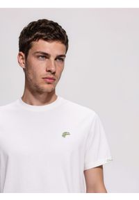 Reserved - T-shirt regular z haftem - złamana biel. Materiał: bawełna, dzianina. Wzór: haft