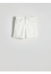 Reserved - Szorty jeansowe - biały. Kolor: biały. Materiał: jeans. Styl: klasyczny