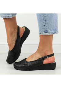 Czarne skórzane ażurowe Polskie sandały damskie Gregors 952. Okazja: na co dzień. Nosek buta: okrągły. Zapięcie: pasek. Kolor: czarny. Wzór: ażurowy. Materiał: skóra. Sezon: wiosna, lato. Obcas: na koturnie. Styl: elegancki, klasyczny, casual #1