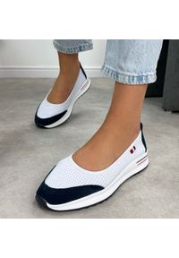 Białe nv ażurowane skórzane baleriny damskie T.Sokolski w26-608. Okazja: na co dzień. Nosek buta: okrągły. Kolor: biały. Materiał: skóra. Szerokość cholewki: normalna. Wzór: ażurowy, aplikacja. Sezon: wiosna, lato, jesień. Styl: casual, klasyczny, sportowy #1