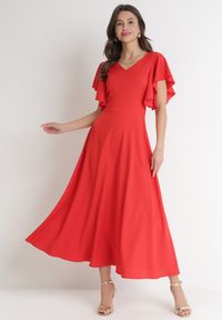 Born2be - Czerwona Rozkloszowana Sukienka Zdobiona Falbanami Emilienne. Okazja: na spacer, na randkę. Kolor: czerwony. Materiał: jeans, tkanina. Wzór: gładki, jednolity, aplikacja. Typ sukienki: rozkloszowane. Styl: klasyczny, elegancki, wizytowy. Długość: maxi