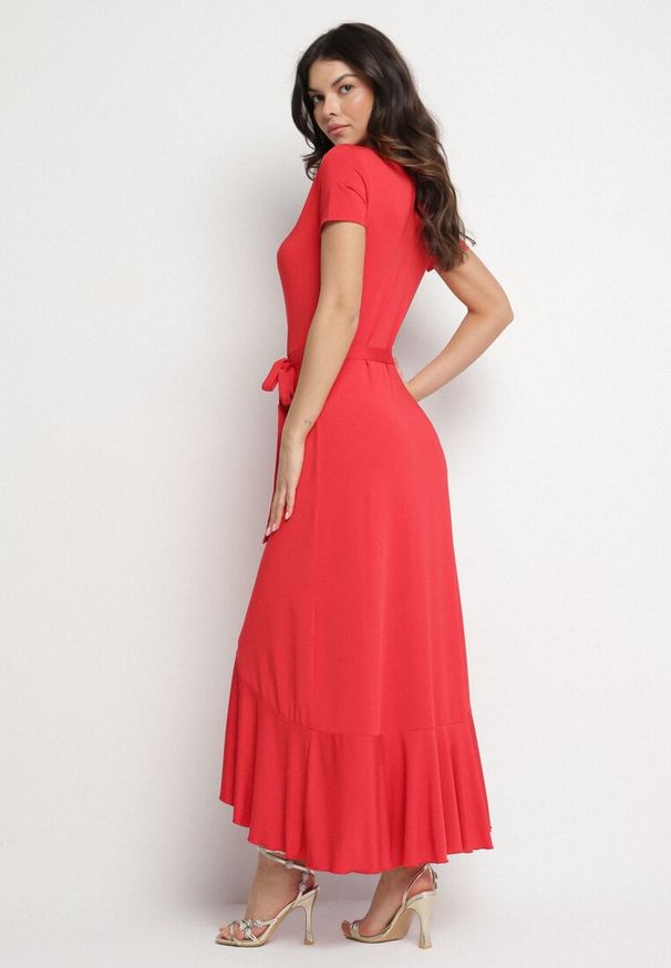 Born2be - Czerwona Sukienka z Paskiem Kopertowa Ozdobiona Falbanami Wleffia. Okazja: na spacer. Typ kołnierza: dekolt w kształcie V. Kolor: czerwony. Długość rękawa: krótki rękaw. Wzór: aplikacja. Sezon: wiosna, lato. Typ sukienki: kopertowe. Styl: elegancki