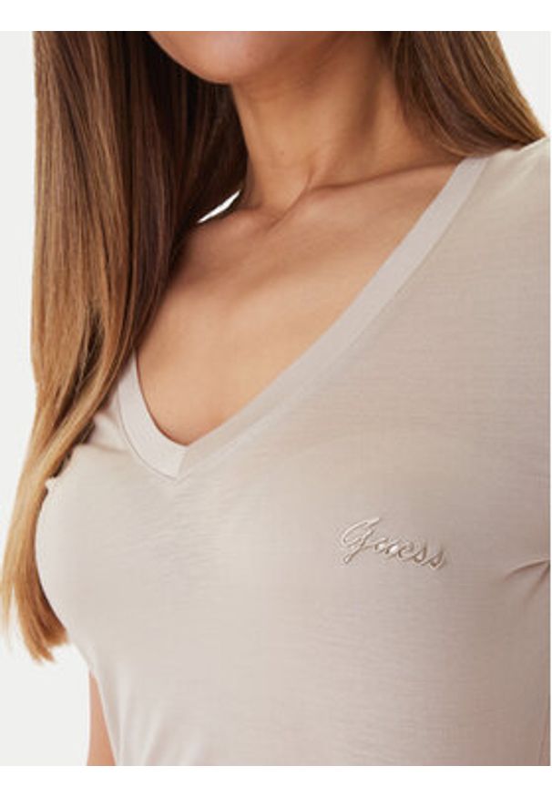 Guess T-Shirt W5GP31 KCSX2 Beżowy Classic Fit. Kolor: beżowy. Materiał: lyocell