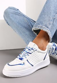 Renee - Biało-Niebieskie Sneakersy z Kolorowymi Sznurówkami i Metalicznymi Wstawkami Lania. Kolor: niebieski, biały. Wzór: kolorowy #2