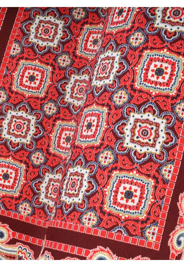 Pako Lorente - PAKO LORENTE – Bordowa poszetka w geometryczny wzór. Kolor: czerwony. Materiał: jedwab. Wzór: geometria