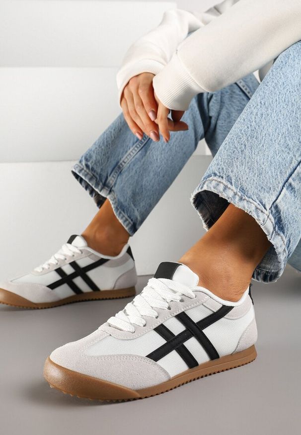 Renee - Białe Sneakersy Typu Klasyczne Tenisówki Isnnoria. Okazja: na co dzień. Kolor: biały. Materiał: jeans
