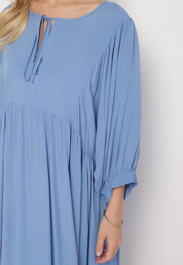 Born2be - Niebieska Rozkloszowana Sukienka z Wiskozy z Wiązaniem przy Dekolcie Tilania. Okazja: na co dzień. Kolor: niebieski. Materiał: wiskoza. Styl: casual