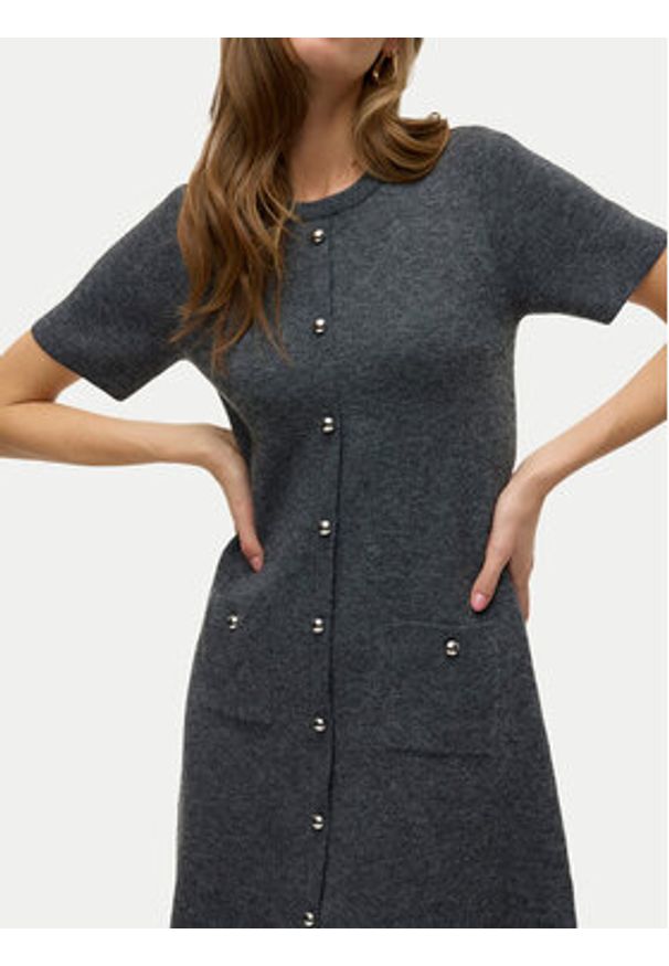 Vero Moda Sukienka dzianinowa Johanna 10333908 Szary Standard Fit. Kolor: szary. Materiał: syntetyk