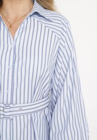 Born2be - Niebiesko-Biała Koszulowa Sukienka w Paski z Paskiem i Metalową Klamrą Elaratia. Okazja: na spotkanie biznesowe, do pracy. Kolor: niebieski. Materiał: bawełna, materiał. Wzór: paski. Typ sukienki: koszulowe. Styl: biznesowy #6