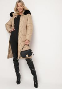 Born2be - Beżowa Pikowana Kurtka o Długim Kroju z Kapturem Kieszeniami i Odpinanym Futerkiem Liliraeth. Okazja: na spacer, na co dzień. Typ kołnierza: kaptur. Kolor: beżowy. Materiał: futro. Długość rękawa: długi rękaw. Długość: długie. Wzór: aplikacja. Styl: casual, elegancki #7